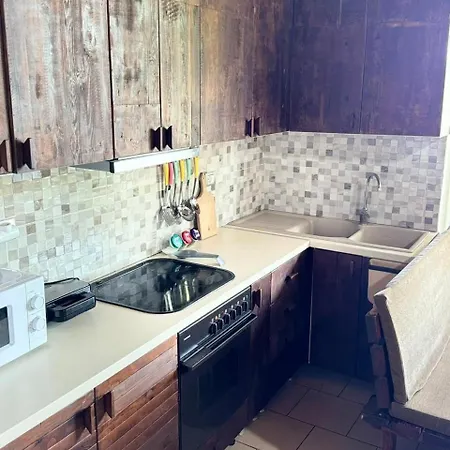 Quiet Near - Scenic Balcony & Garden דירה בראט