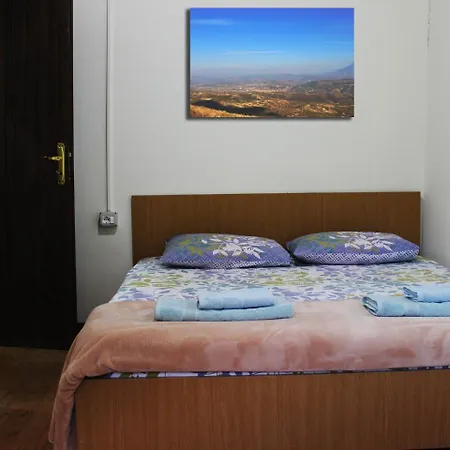Quiet Near - Scenic Balcony & Garden דירה *