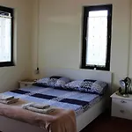 Quiet Near - Scenic Balcony & Garden Berat