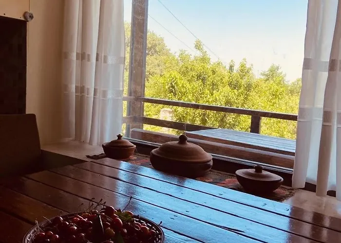 아파트 Quiet Near - Scenic Balcony & Garden 베라트