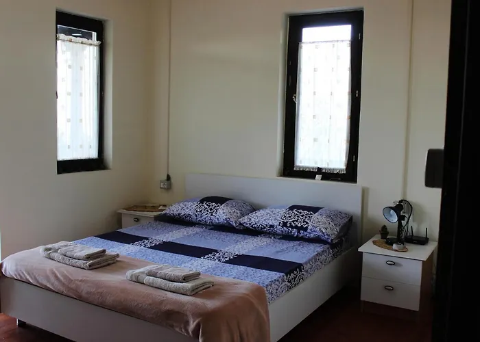 Quiet Near - Scenic Balcony & Garden Berat