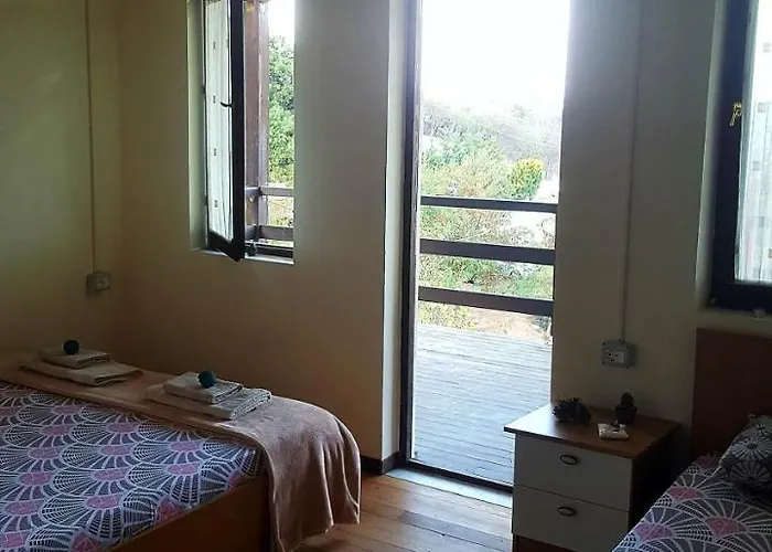 Quiet Near - Scenic Balcony & Garden 아파트