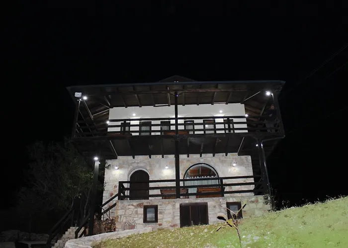 Quiet Near - Scenic Balcony & Garden 아파트 베라트