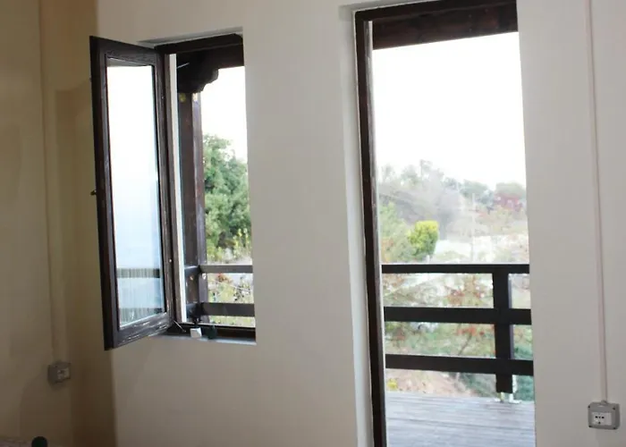 Quiet Near - Scenic Balcony & Garden 아파트 베라트