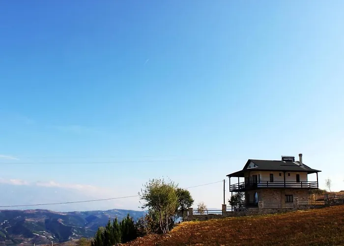 Quiet Near - Scenic Balcony & Garden 아파트 베라트